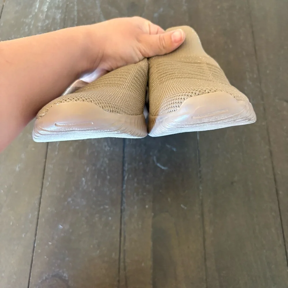 Qupid Beige Textured Lightweight Slip On Sneakers Shoes Women’s‎ Size 6